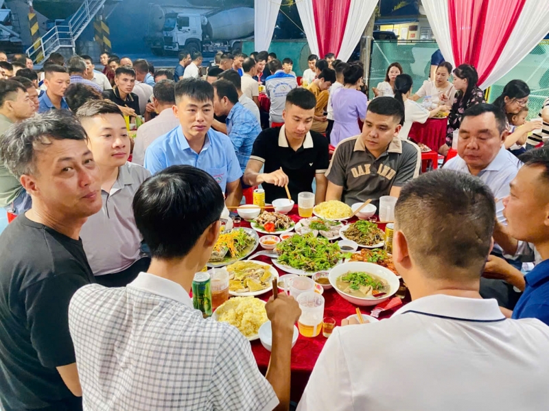 Đầm ấm “Bữa cơm Công đoàn” của 69 đoàn viên CĐCS Công ty TNHH Bê tông Hồng Lĩnh 